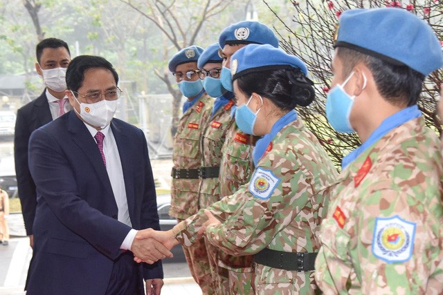 Thủ tướng Phạm Minh Chính thăm hỏi, chúc mừng các cán bộ, chiến sĩ tham gia lực lượng giữ gìn hòa bình của Liên Hợp Quốc đã hoàn thành nhiệm vụ - Ảnh: VGP/Nhật Bắc