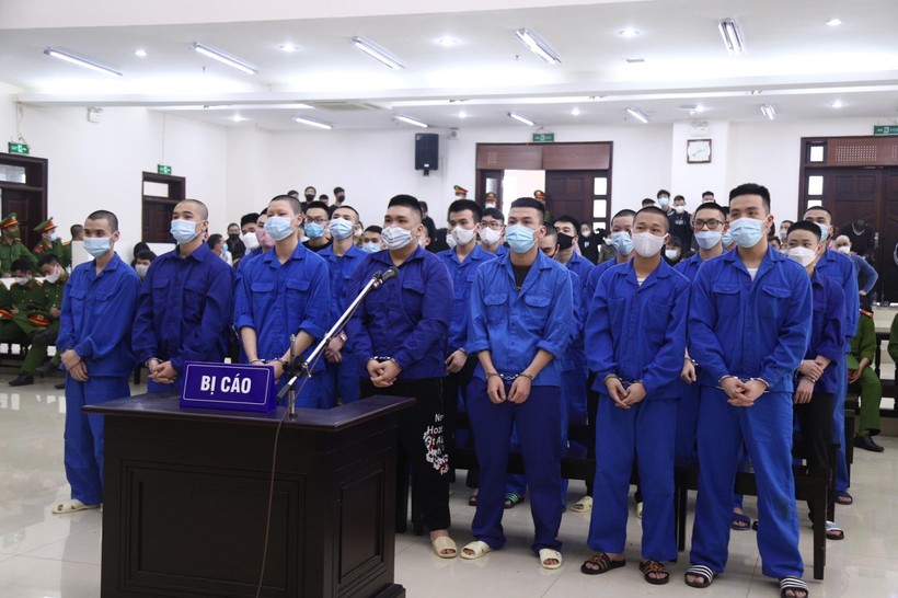 Các bị cáo trong vụ án hỗn chiến xảy ra tại trung tâm TP Hà Nội.