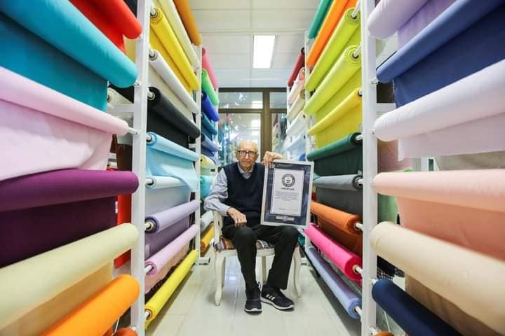 Cụ ông 100 tuổi đã àm việc cho một công ty trong suốt 84 năm.