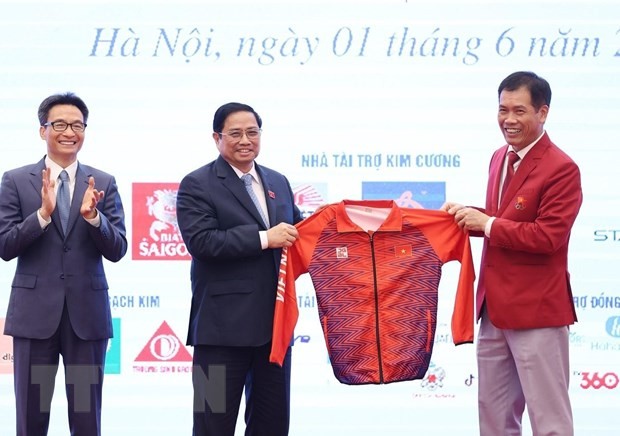 Đại diện Đoàn thể thao Việt Nam tặng lưu niệm cho Thủ tướng Phạm Minh Chính. (Ảnh: Dương Giang/TTXVN).