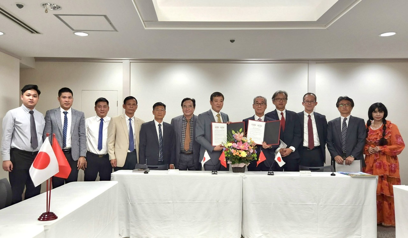 Ông Nguyễn Anh Dũng, Tổng Biên tập Báo Xây dựng (thứ bảy từ trái sang) và ông Iizuka - Lãnh đạo Báo Tin tức Xây dựng và kỹ thuật Nhật Bản (thứ năm từ phải sang) ký kết thỏa thuận hợp tác.