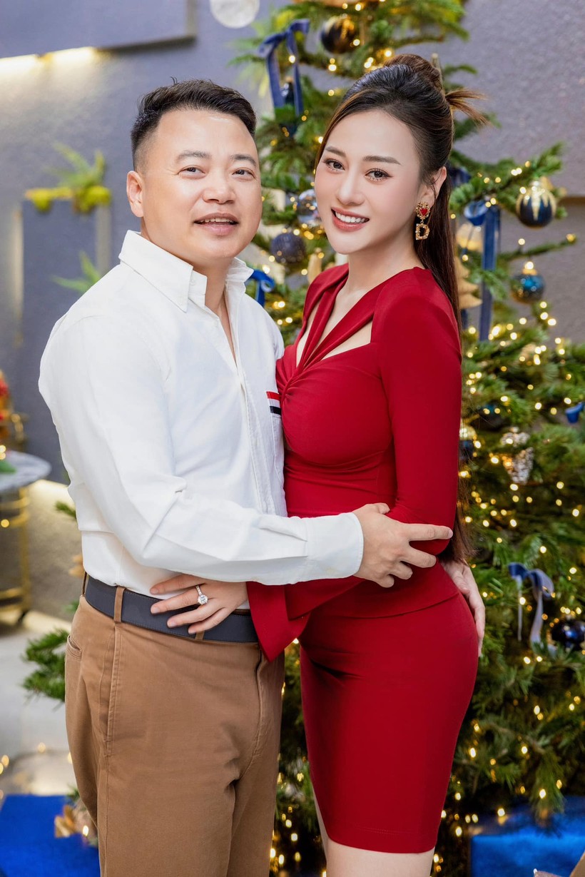 Phương Oanh và Shark Bình đã chính thức về chung một nhà, cặp đôi đang cùng nhau vun vén cho tổ ấm mới của mình.