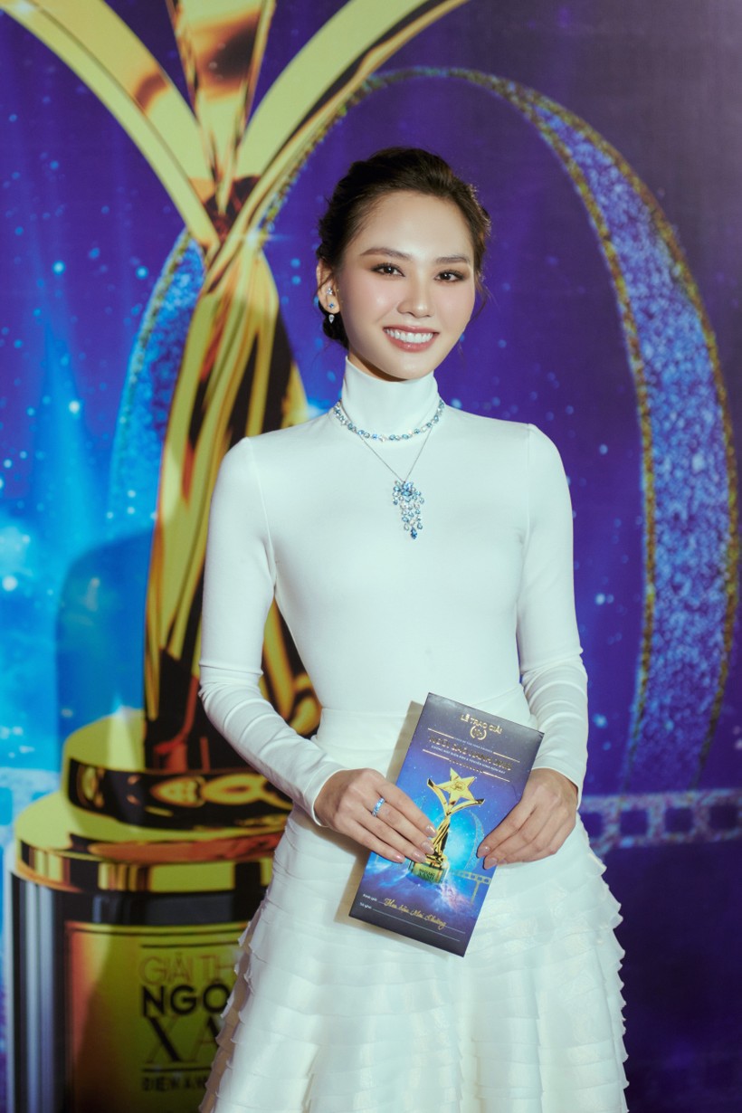 Hoa hậu Mai Phương xuất hiện với nhan sắc nổi bật trên thảm đỏ.