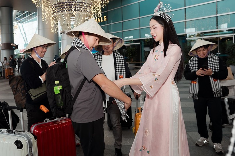 Hoa hậu Thanh Thủy tặng khăn rằn, nón lá Việt Nam cho Sở Du lịch và đoàn Truyền hình Nhật Bản.
