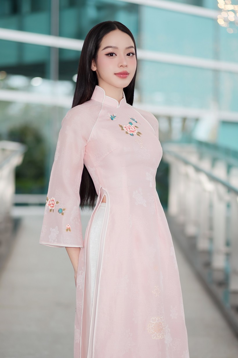 Hoa hậu Thanh Thủy diện áo dài nền nã đón đoàn Du lịch Nhật Bản đến tham quan Đà Nẵng.