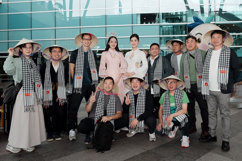 Hoa hậu Thanh Thủy diện áo dài, đón tiếp Sở du lịch và Giám đốc truyền hình Nhật Bản.