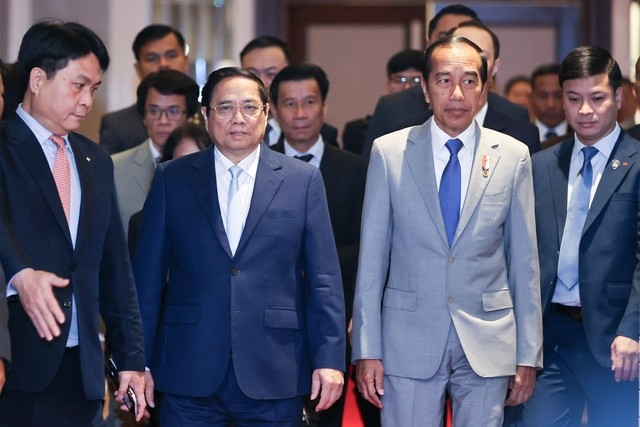 Thủ tướng Phạm Minh Chính và Tổng thống Joko Widodo đến dự Đối thoại doanh nghiệp cấp cao Việt Nam-Indonesia - Ảnh: VGP/Nhật Bắc.