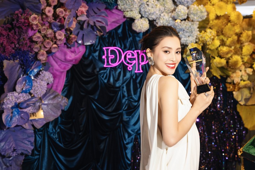 Hoa hậu Tiểu Vy tiếp tục khẳng định nhan sắc bất bại tại Đẹp Awards 2023.