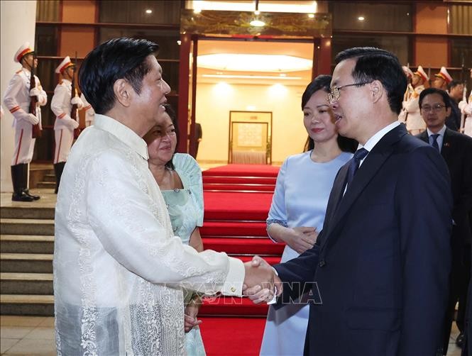 Chủ tịch nước Võ Văn Thưởng và Phu nhân chia tay Tổng thống Philippines Ferdinand Marcos Jr và Phu nhân. (Ảnh: Thống Nhất/TTXVN)