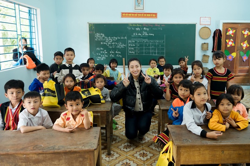 Lương Thùy Linh sơn sửa trường học, mang quà lên vùng cao tặng học sinh.