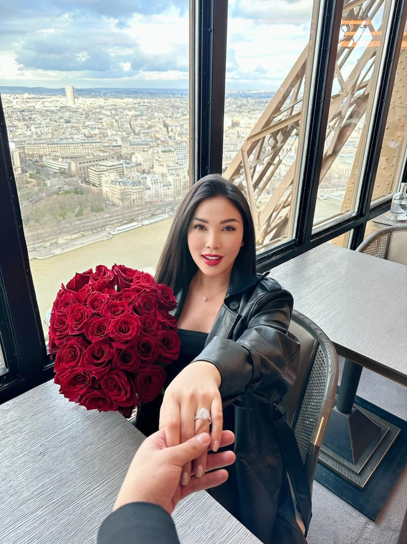 Người mẫu Quỳnh Thư bất ngờ được bạn trai cầu hôn trên tháp Eiffel.