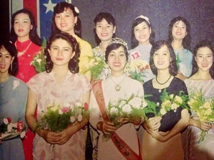 Á hậu Thu Mai (thứ 2 từ trái qua) cùng các thí sinh trong Top 10 Hoa hậu hội báo Tiền Phong 1988.