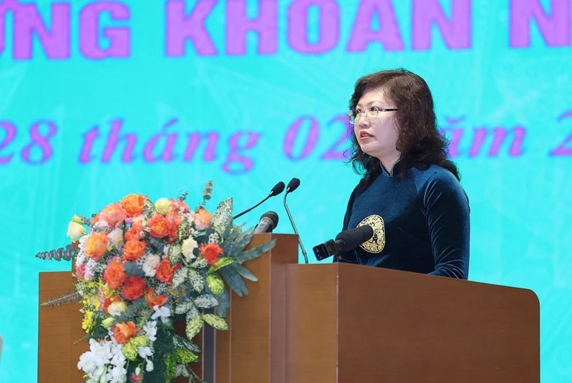 Bà Vũ Thị Chân Phương, Chủ tịch Ủy ban Chứng khoán Nhà nước báo cáo tình hình thị trường chứng khoán. (Ảnh: Dương Giang/TTXVN)