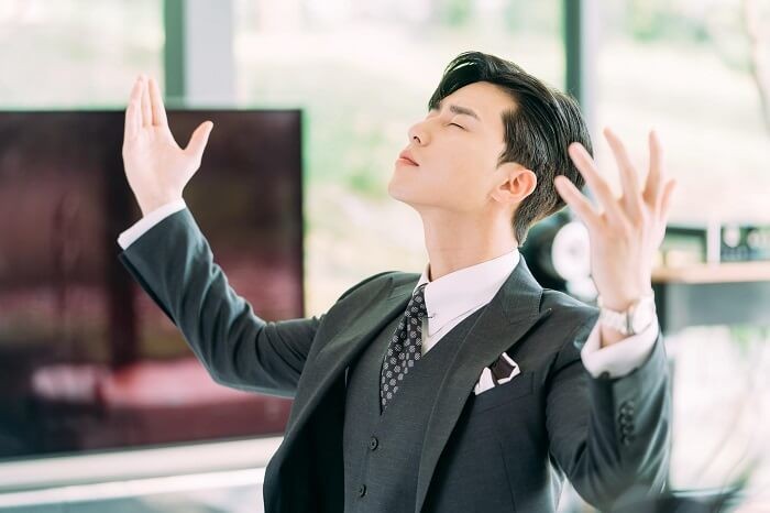 Park Seo Joon vào vai phó chủ tịch Lee Young Joon trong “Thư ký Kim sao thế?”.