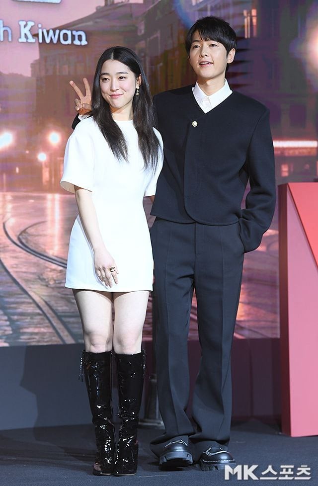 Song Joong Ki đã có hành động cực tinh tế dành cho bà xã khi tham dự buổi ra mắt phim.