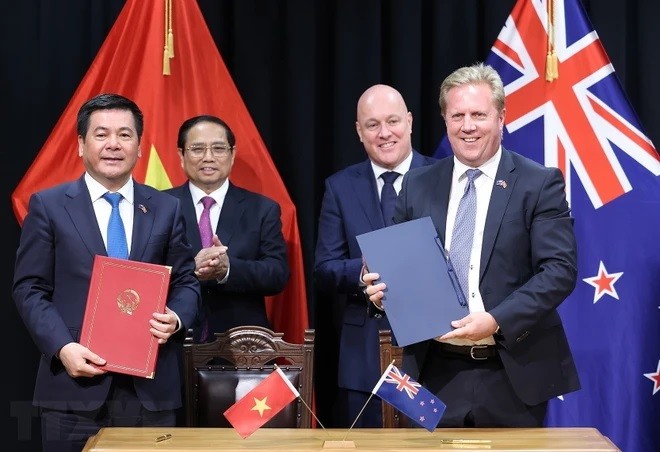 Thủ tướng Phạm Minh Chính và Thủ tướng Christopher Luxon chứng kiến Lễ ký văn kiện hợp tác giữa Bộ Công Thương Việt Nam và Bộ Ngoại giao và Thương mại New Zealand về hợp tác kinh tế, thương mại. (Ảnh: Dương Giang/TTXVN)