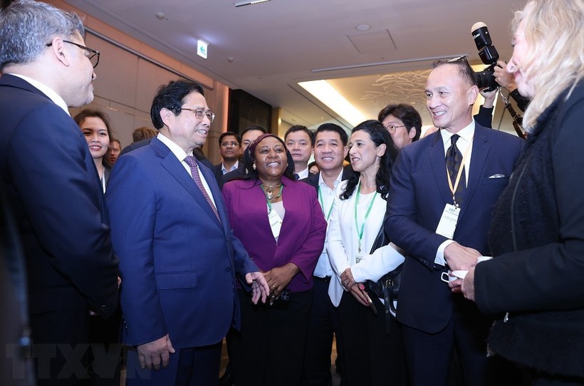 Thủ tướng Phạm Minh Chính với các đại biểu tham dự Diễn đàn doanh nghiệp Việt Nam thường niên. (Ảnh: Dương Giang/TTXVN)
