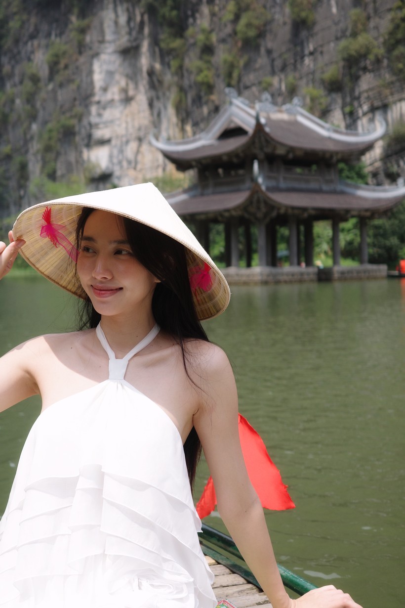 Hoa hậu Thuỳ Tiên khoe visual cực đỉnh, nhan sắc trong veo tại Tràng An sau chuyến từ thiện.