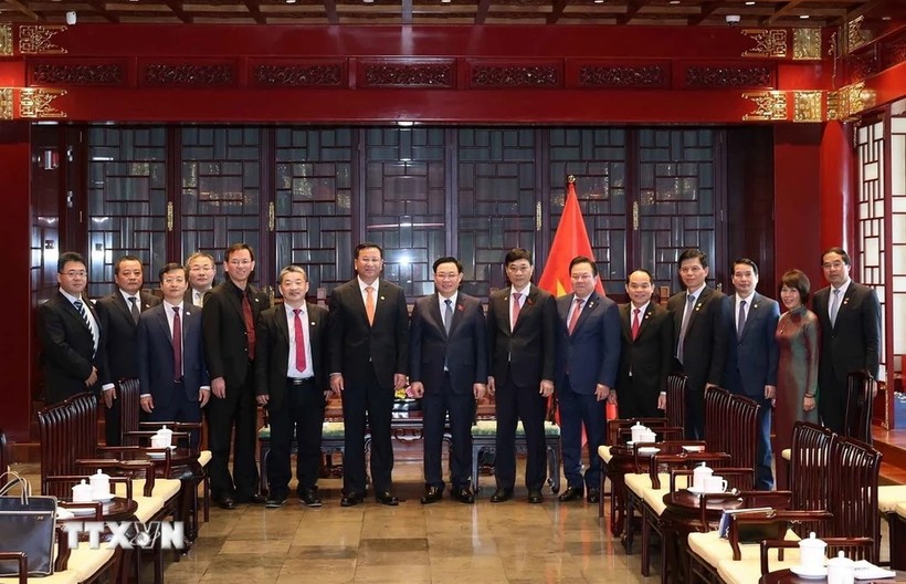 Chủ tịch Quốc hội Vương Đình Huệ chụp ảnh chung với ông Đới Hòa Căn, Chủ tịch Hội đồng quản trị Tập đoàn Xây dựng công trình đường sắt Trung Quốc và các thành viên trong đoàn. (Ảnh: Nhan Sáng/TTXVN)