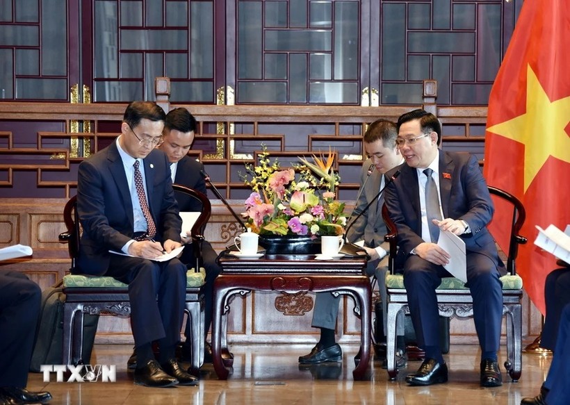 Chủ tịch Quốc hội Vương Đình Huệ đề nghị lãnh đạo Tập đoàn Energy China tiếp tục tìm kiếm cơ hội đầu tư mới, mở rộng các dự án năng lượng tại Việt Nam. (Ảnh: Thành Dương/TTXVN)
