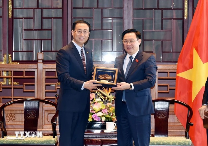 Chủ tịch Quốc hội Vương Đình Huệ trao quà lưu niệm cho lãnh đạo Tập đoàn Energy China. (Ảnh: Thành Dương/TTXVN)