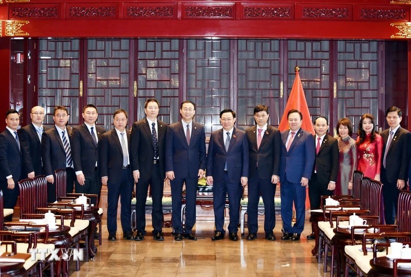 Chủ tịch Quốc hội Vương Đình Huệ chụp hình lưu niệm với lãnh đạo Tập đoàn Energy China. (Ảnh: Thành Dương/TTXVN)