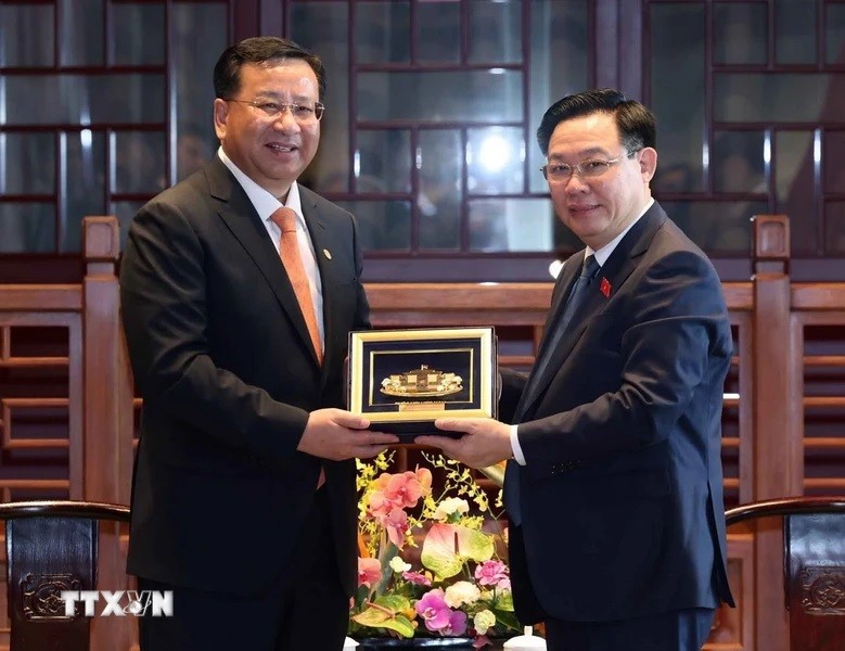 Chủ tịch Quốc hội Vương Đình Huệ tặng quà lưu niệm ông Đới Hòa Căn, Chủ tịch Hội đồng quản trị Tập đoàn Xây dựng công trình đường sắt Trung Quốc. (Ảnh: Nhan Sáng/TTXVN)