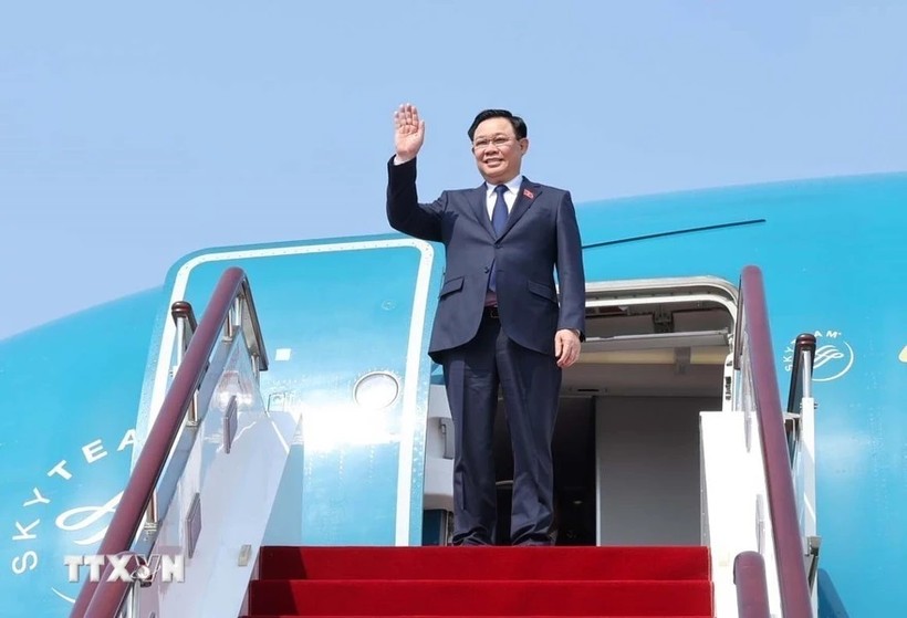 Chủ tịch Quốc hội Vương Đình Huệ đến sân bay Hồng Kiều Thượng Hải (Ảnh: Nhan Sáng/TTXVN)