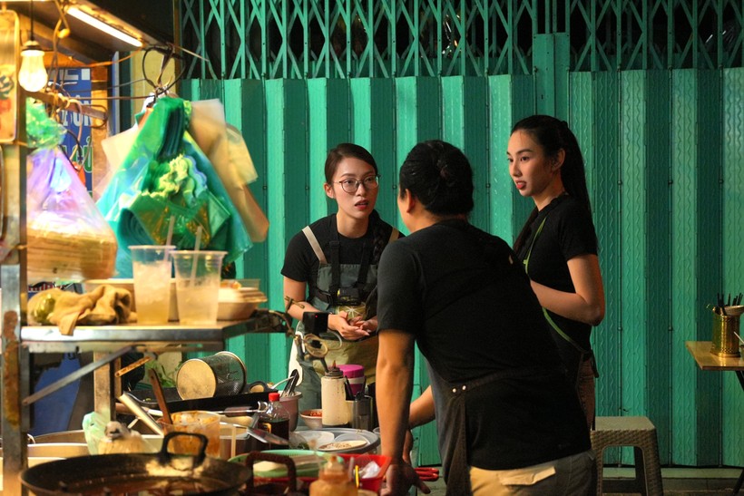 Thùy Tiên đưa Khánh Vy làm phục vụ quán ăn tại chợ.