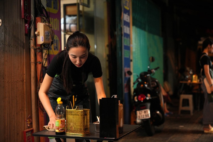 Thùy Tiên, Khánh Vy tất bật chạy bàn, rửa chén tại chợ.