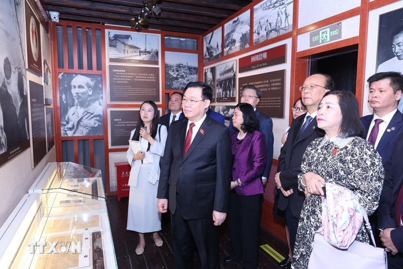 Chủ tịch Quốc hội Vương Đình Huệ tham quan Khu di tích lịch sử Chủ tịch Hồ Chí Minh tại thành phố Côn Minh. (Ảnh: Nhan Sáng/TTXVN)