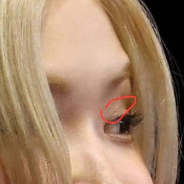 Những bức ảnh cận cảnh khuôn mặt, mỹ nhân BLACKPINK đã sử dụng keo dán mí để tạo điểm nhấn cho đôi mắt.