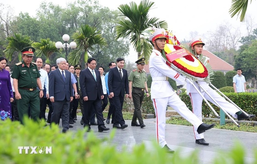 Thủ tướng Phạm Minh Chính và đoàn công tác đến dâng hương, hoa tưởng niệm các Anh hùng liệt sỹ tại Nghĩa trang Liệt sỹ A1. (Ảnh: Dương Giang/TTXVN)