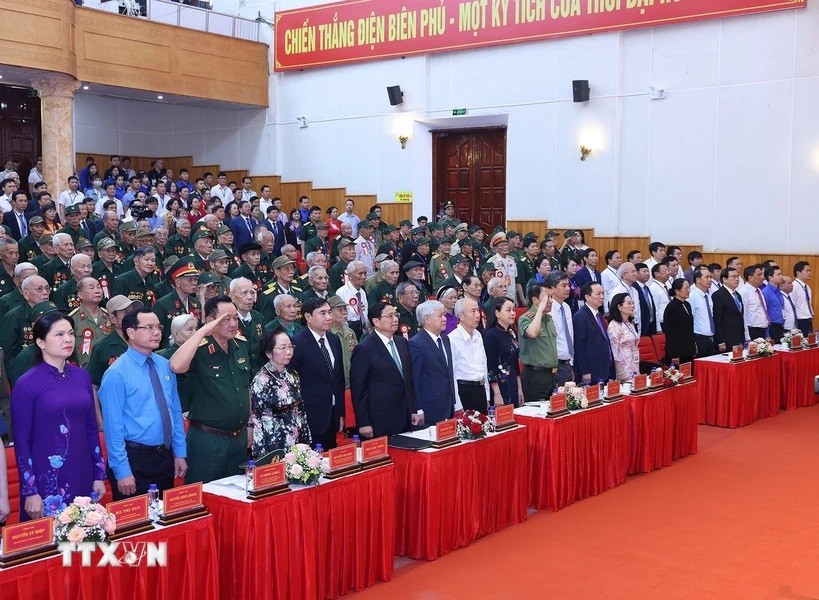 Thủ tướng Phạm Minh Chính và các đại biểu thực hiện nghi lễ chào cờ tại buổi gặp mặt, tri ân chiến sỹ Điện Biên, thanh niên xung phong, dân công hỏa tuyến. (Ảnh: Dương Giang/TTXVN)