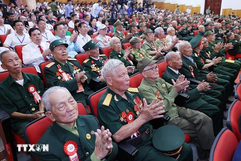 Chiến sỹ Điện Biên, thanh niên xung phong, dân công hỏa tuyến tham dự buổi gặp. (Ảnh: Dương Giang/TTXVN)