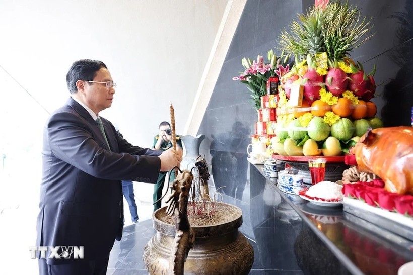 Thủ tướng Phạm Minh Chính dâng hương tưởng niệm các Anh hùng liệt sỹ tại Nghĩa trang Liệt sỹ A1. (Ảnh: Dương Giang/TTXVN)