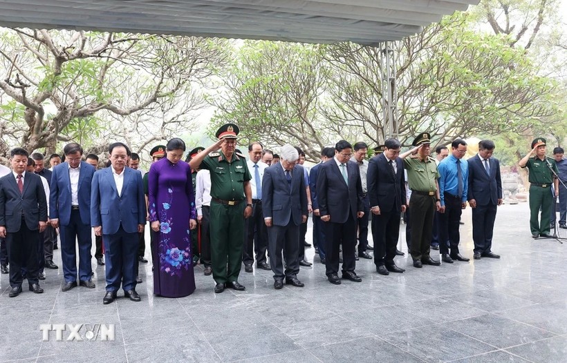 Thủ tướng Phạm Minh Chính và đoàn công tác đến dâng hương, hoa tưởng niệm các Anh hùng liệt sỹ tại Nghĩa trang Liệt sỹ A1. (Ảnh: Dương Giang/TTXVN)