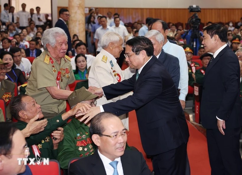 Thủ tướng Phạm Minh Chính gặp mặt, tri ân chiến sỹ Điện Biên, thanh niên xung phong, dân công hỏa tuyến. (Ảnh: Dương Giang/TTXVN)