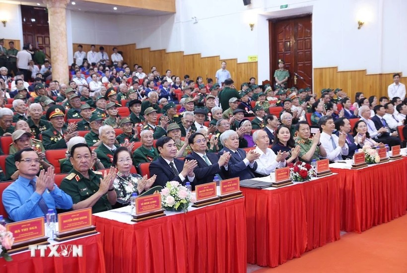 Thủ tướng Phạm Minh Chính và các đại biểu tham dự buổi gặp mặt, tri ân chiến sỹ Điện Biên, thanh niên xung phong, dân công hỏa tuyến. (Ảnh: Dương Giang/TTXVN)