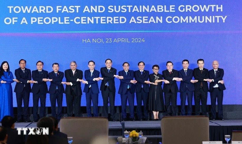 Thủ tướng Phạm Minh Chính và Thủ tướng Lào Sonexay Siphandone cùng các trưởng đoàn các nước ASEAN tham dự Diễn đàn Tương lai ASEAN 2024. (Ảnh: Dương Giang/TTXVN)
