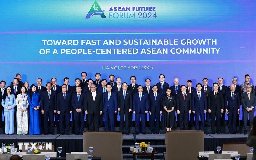 Thủ tướng Phạm Minh Chính và Thủ tướng Lào Sonexay Siphandone cùng đại diện các Bộ, ngành, tổ chức quốc tế tham dự Diễn đàn Tương lai ASEAN 2024. (Ảnh: Dương Giang/TTXVN)