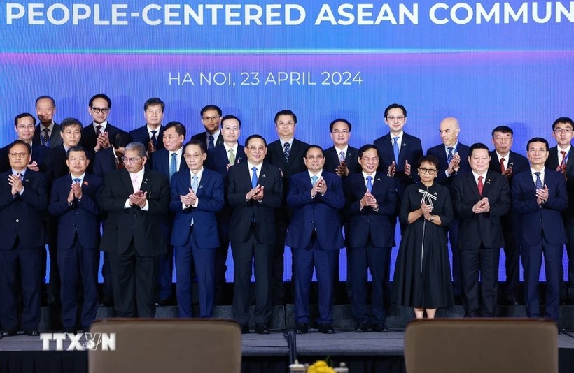 Thủ tướng Phạm Minh Chính và Thủ tướng Lào Sonexay Siphandone cùng đại diện các Bộ, ngành, tổ chức quốc tế tham dự Diễn đàn Tương lai ASEAN 2024. (Ảnh: Dương Giang/TTXVN)