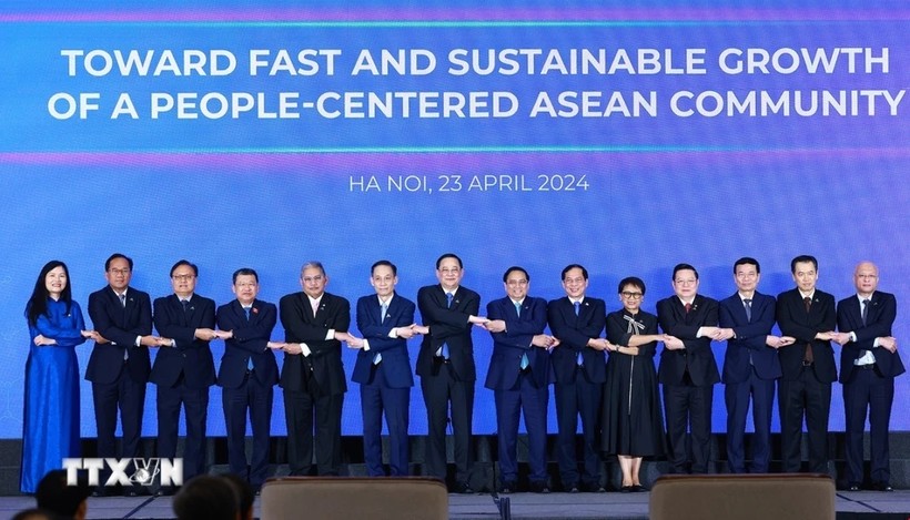 Thủ tướng Phạm Minh Chính và Thủ tướng Lào Sonexay Siphandone cùng trưởng đoàn các nước ASEAN tham dự Diễn đàn Tương lai ASEAN 2024. (Ảnh: Dương Giang/TTXVN)