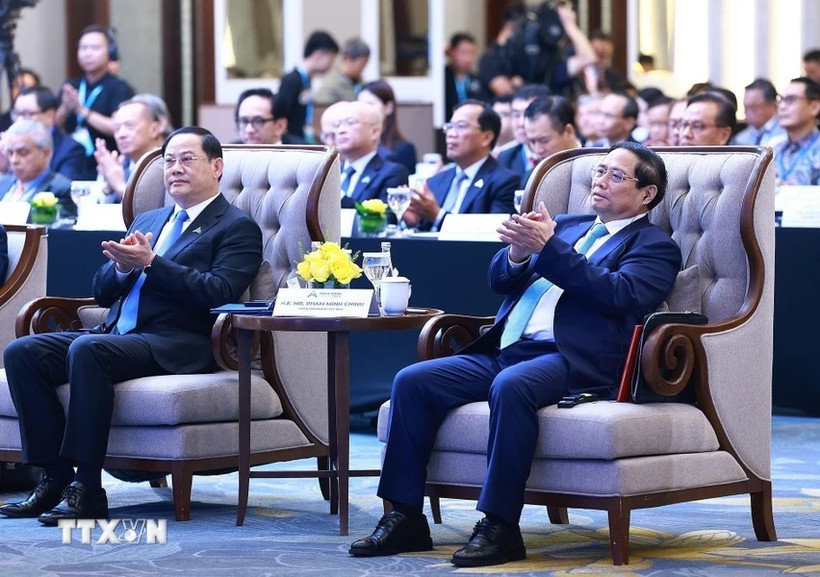 Thủ tướng Phạm Minh Chính và Thủ tướng Lào Sonexay Siphandone tham dự Diễn đàn Tương lai ASEAN 2024 tại Hà Nội, sáng 23/4. (Ảnh: Dương Giang/TTXVN)