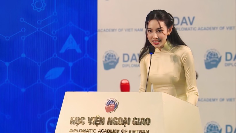 Hoa hậu Thùy Tiên phát biểu tại buổi Đối thoại giữa Tổng Thư ký ASEAN với thanh niên ASEAN.