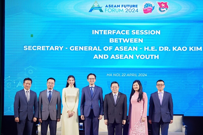 Hoa hậu Thùy Tiên tham gia buổi Đối thoại giữa Tổng Thư ký ASEAN với thanh niên ASEAN.