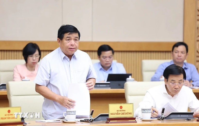 Bộ trưởng Bộ Kế hoạch và Đầu tư Nguyễn Chí Dũng báo cáo tình hình kinh tế - xã hội. (Ảnh: Dương Giang/TTXVN)
