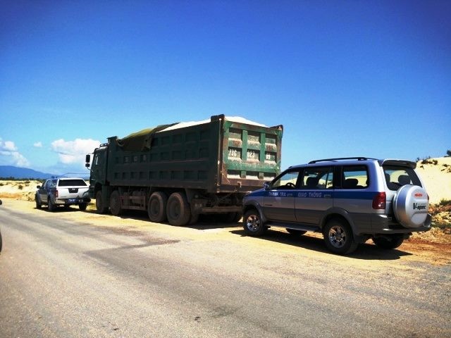 Một xe tải cố tình vi phạm bị lực lượng TTGT tỉnh Quảng Bình xử lý