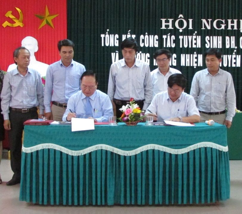 Đại diện lãnh đạo sở GD&ĐT tỉnh Quảng Bình cùng lãnh đạo trường Đại học Duy Tân - Đà Nẵng ký kết hợp tác 