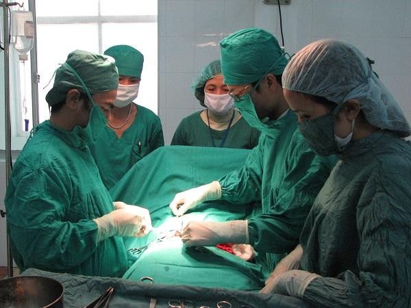 Một kíp phẫu thuật tại bệnh viện Đa khoa Bắc Quảng Bình (ảnh Báo Quảng Bình)